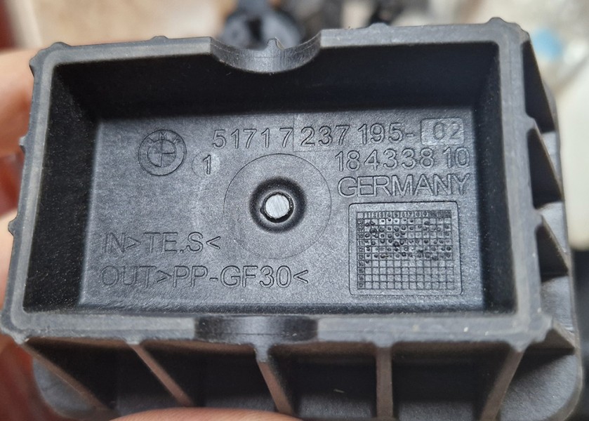 Опора подъемной платформы BMW 51717237195, 2020 - 2