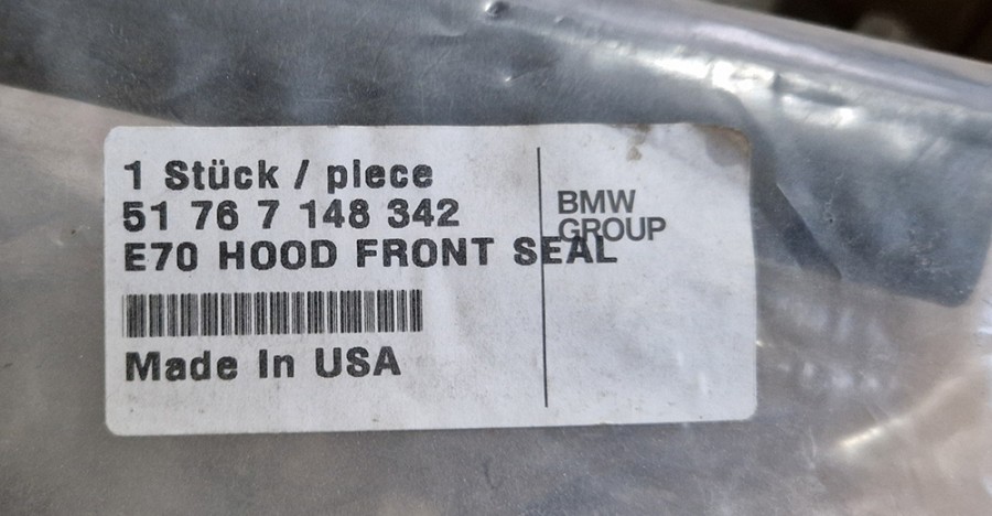 51767148342 BMW E70 E72 Уплотнитель капота передний, 2013 - 3