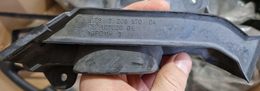 51767206570 BMW 5 6 F10 F11 F12 F13 F18 Прокладка заднего правого капота , 2020