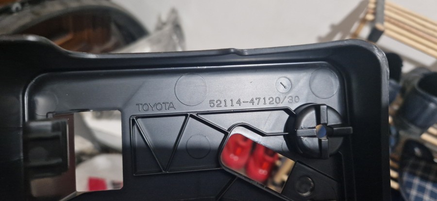 52114-47120 Кронштейн номерного знака на переднем бампере Toyota Prius 30, 2012-2015, 2020