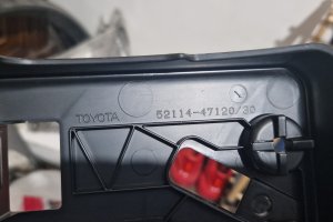 52114-47120 Кронштейн номерного знака на переднем бампере Toyota Prius 30, 2012-2015