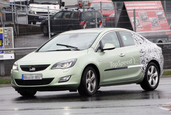 Седан Opel Astra вновь попался в объективы фотокамер Седан Opel Astra вновь попался в объективы фотокамер
