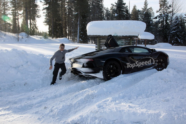 Lamborghini Aventador затерялся в снегах Lamborghini Aventador затерялся в снегах