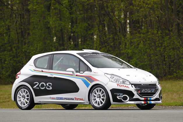 Peugeot представляет свой новый раллийный автомобиль Peugeot представляет свой новый раллийный автомобиль