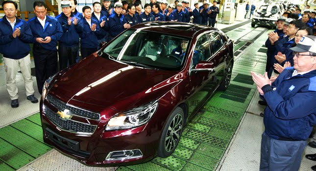 С конвейера сошел первый Chevrolet Malibu 2012 С конвейера сошел первый Chevrolet Malibu 2012