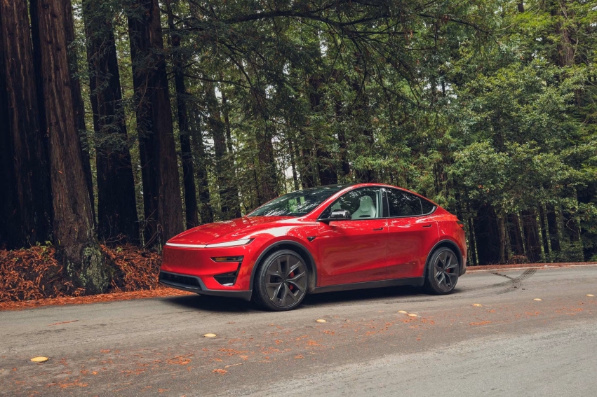Tesla Model Y Performance 2026 — быстрый, но более комфортный электрокроссовер
