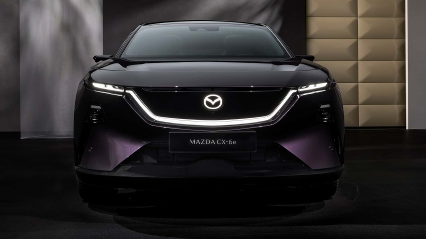 Mazda CX-6e для Европы - новый электрический кроссовер с китайскими корнями, большим экраном и упором на комфорт