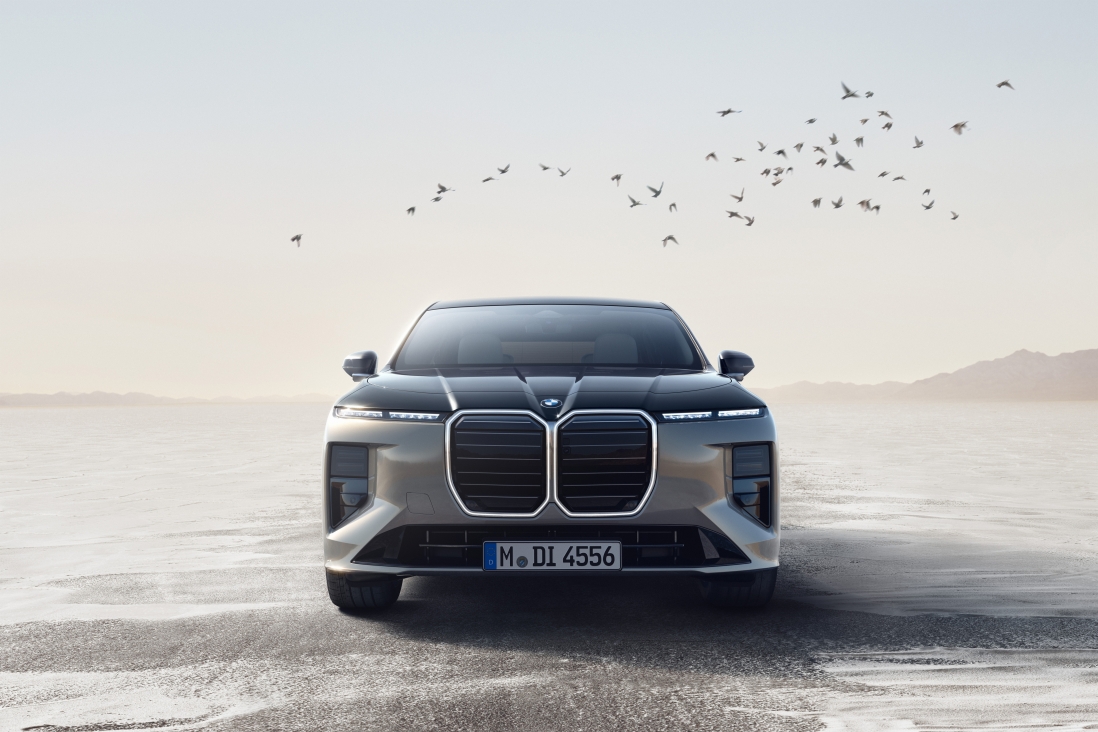Новая BMW 7 Series: гигантские «ноздри», до 680 л.с. и 43-дюймовый дисплей вместо приборной панели