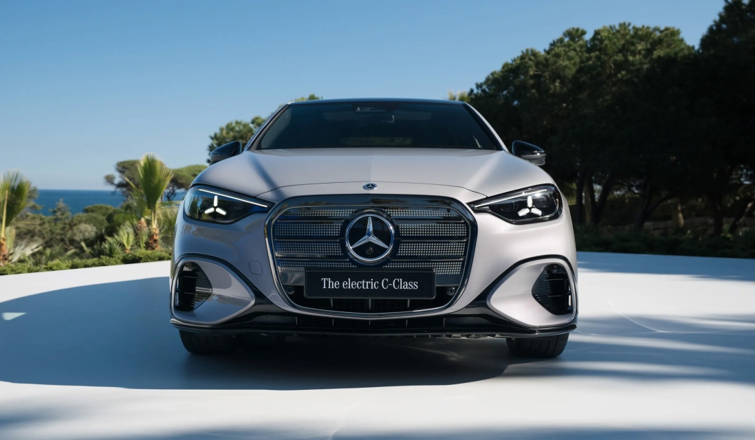 Новый Mercedes-Benz C-Class EV: до 489 л.с., полный привод и гигантский Hyperscreen 39,1"