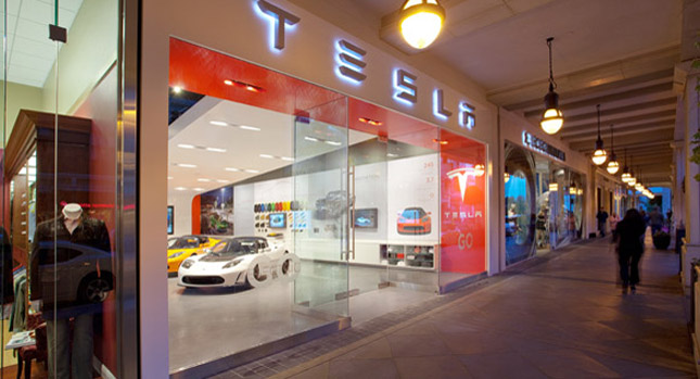 Купить седан Tesla S теперь можно и в торговом центре Купить седан Tesla S теперь можно и в торговом центре