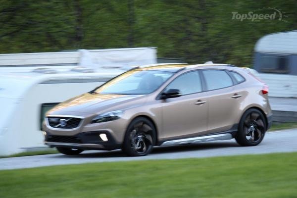 Новый Volvo XC40 попадает в объективы камер Новый Volvo XC40 попадает в объективы камер