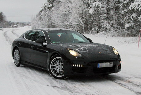 Обновлённый Porsche Panamera играет в снежки Обновлённый Porsche Panamera играет в снежки