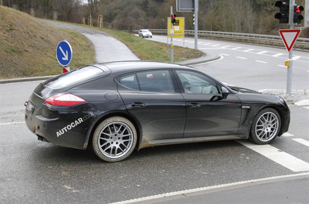 Обновленный Porsche Panamera замечен во время первых дорожных испытаний Обновленный Porsche Panamera замечен во время первых дорожных испытаний