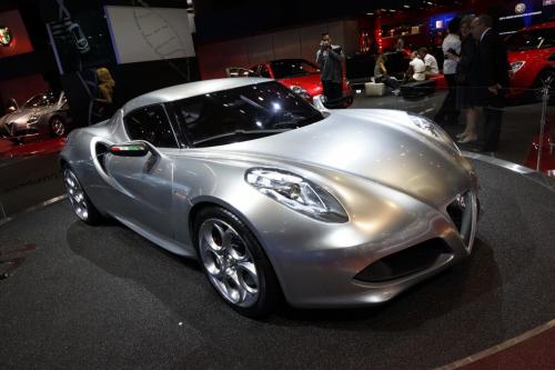 Серийная Alfa Romeo 4C дебютирует на автошоу в Детройте Серийная Alfa Romeo 4C дебютирует на автошоу в Детройте
