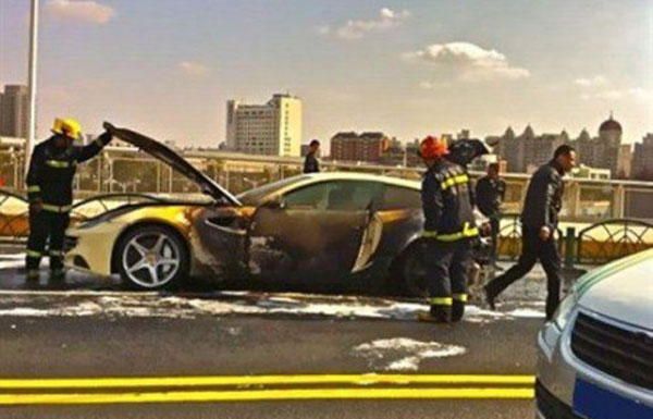 Ferrari FF cade şi el pradă flăcărilor în China Ferrari FF cade şi el pradă flăcărilor în China
