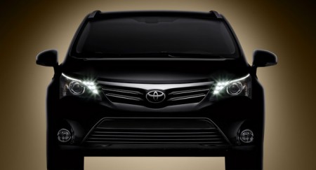 Официальная фотография Toyota Avensis 2012 Официальная фотография Toyota Avensis 2012