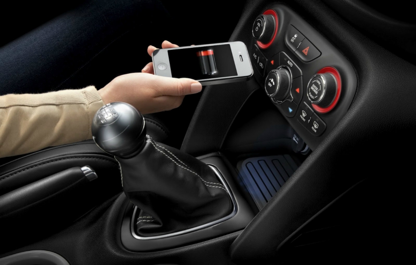 Chrysler lansează primul sistem de încărcare fără fir a telefoanelor mobile Chrysler lansează primul sistem de încărcare fără fir a telefoanelor mobile
