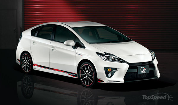 Toyota представляет спортивную версию своего гибрида Toyota представляет спортивную версию своего гибрида