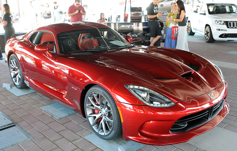Dodge Viper - primul exemplar s-a vândut cu 300.000 de dolari Dodge Viper - primul exemplar s-a vândut cu 300.000 de dolari