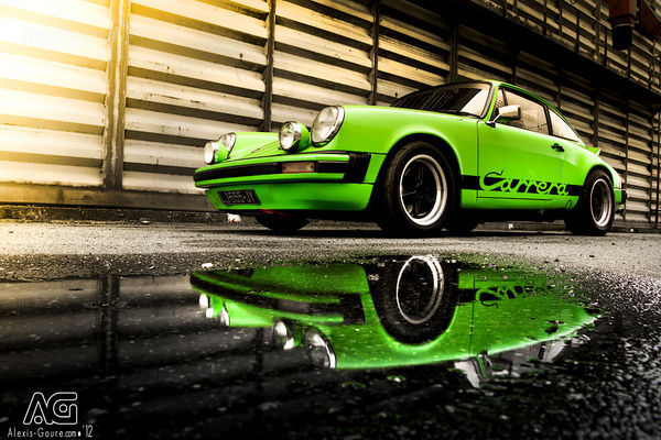 Porsche 911 1973 года позирует для камеры Porsche 911 1973 года позирует для камеры