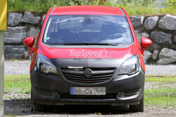 В объективы камер попался новый Opel Meriva В объективы камер попался новый Opel Meriva