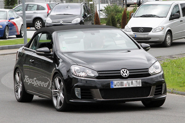 В объективы камер попался кабриолет Volkswagen Golf R В объективы камер попался кабриолет Volkswagen Golf R
