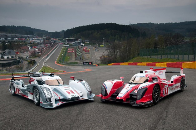 Toyota TS030 и Audi R18 E-Tron Quattro позируют для камеры Toyota TS030 и Audi R18 E-Tron Quattro позируют для камеры