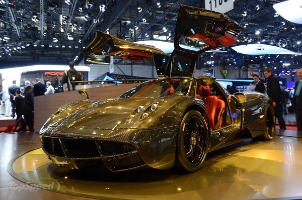 Премьера Женевы: полностью карбоновая Pagani Премьера Женевы: полностью карбоновая Pagani