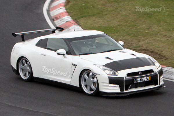 Nissan GT-R готовят к 24 часам Нюрбургринга Nissan GT-R готовят к 24 часам Нюрбургринга