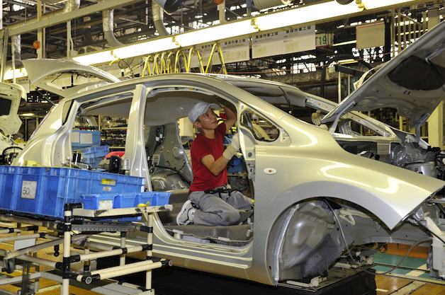 Nissan и Toyota сократят производство в Японии Nissan и Toyota сократят производство в Японии