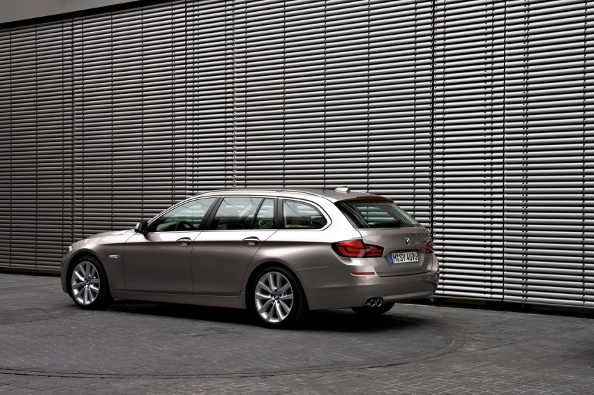 Авто обои BMW 5 Series Touring 2011