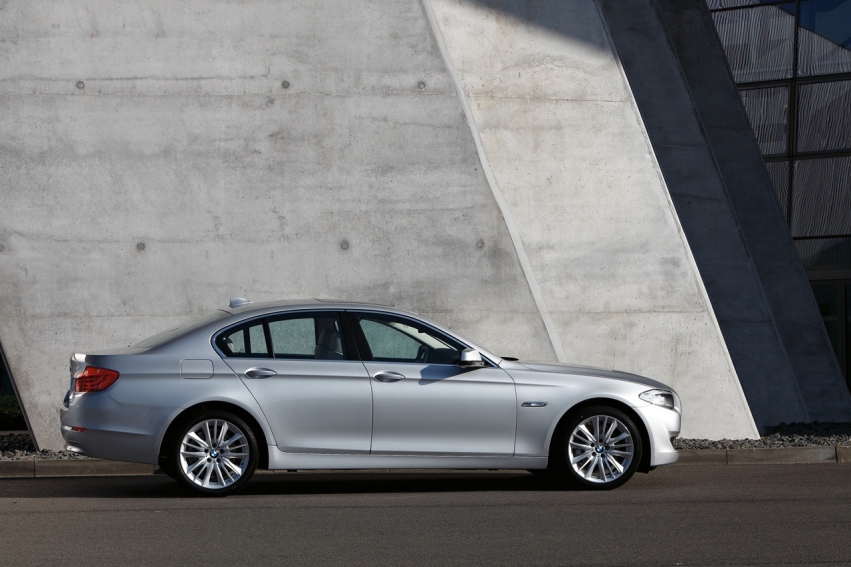 Auto wallpapers BMW 5 Series sedan 2011