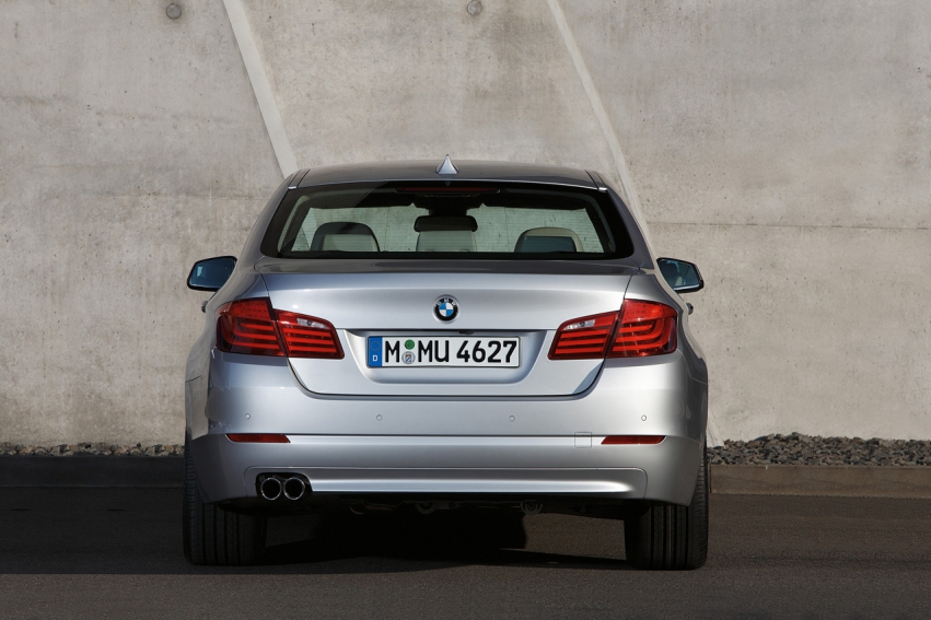 Auto wallpapers BMW 5 Series sedan 2011