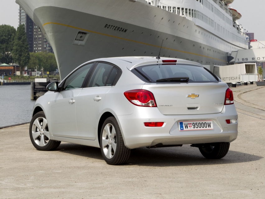 Auto wallpapers Chevrolet Cruze Hatchback 2011