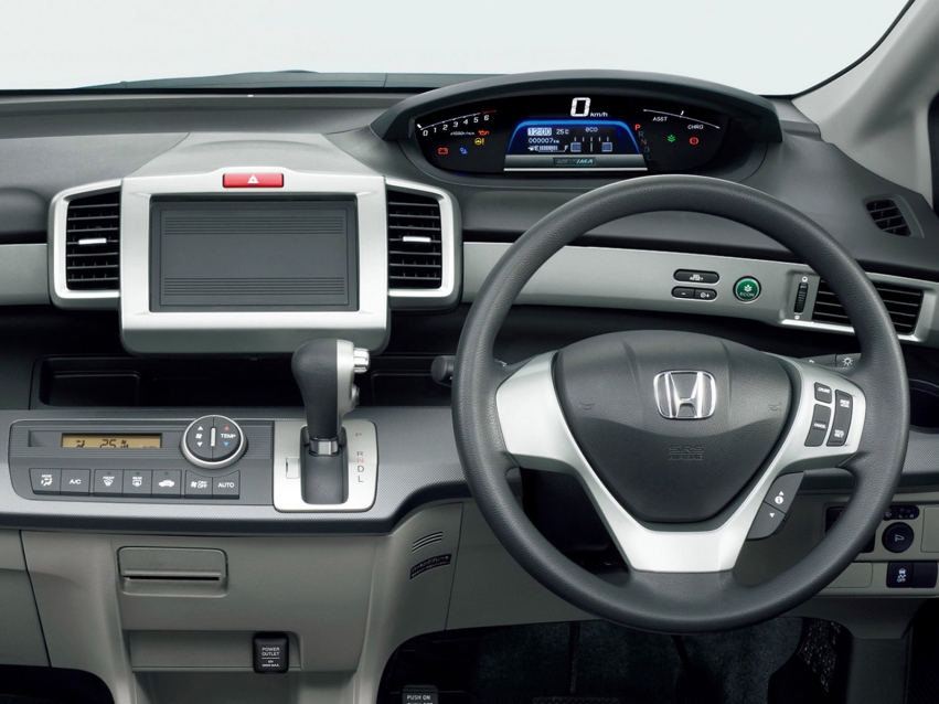 Auto wallpapers Honda Freed Minivan 2011